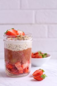 Rhabarber-Erdbeer-Parfait - rein pflanzlich, vegan, glutenfrei, ohne raffinierten Zucker - de.heavenlynnhealthy.com