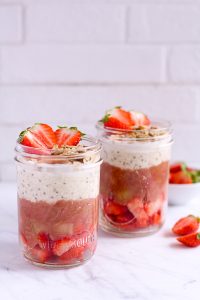 Rhabarber-Erdbeer-Parfait - rein pflanzlich, vegan, glutenfrei, ohne raffinierten Zucker - de.heavenlynnhealthy.com