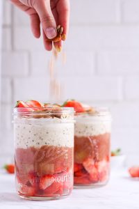 Rhabarber-Erdbeer-Parfait - rein pflanzlich, vegan, glutenfrei, ohne raffinierten Zucker - de.heavenlynnhealthy.com