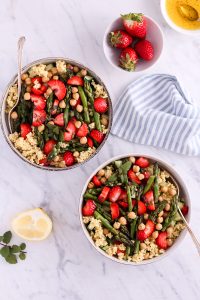 Erdbeer-Hirse-Salat mit grünem Spargel und Minze - rein pflanzlich, vegan, glutenfreie Option, ohne raffinierten Zucker - de.heavenlynnhealthy.com