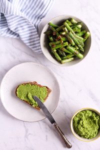 Spargel-Sandwich mit Erbsen-Basilikum-Creme und Erdbeeren - rein pflanzlich, vegan, glutenfreie Option, ohne raffinierten Zucker - de.heavenlynnhealthy.com