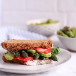 Spargel-Sandwich mit Erbsen-Basilikum-Creme und Erdbeeren - rein pflanzlich, vegan, glutenfreie Option, ohne raffinierten Zucker - de.heavenlynnhealthy.com