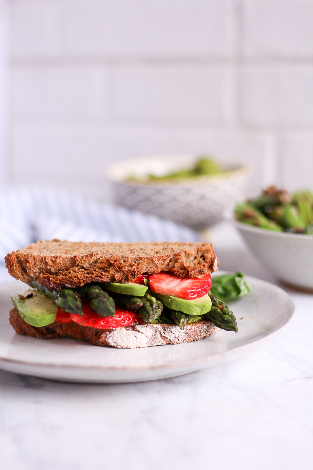 Spargel-Sandwich mit Erbsen-Basilikum-Creme und Erdbeeren - rein pflanzlich, vegan, glutenfreie Option, ohne raffinierten Zucker - de.heavenlynnhealthy.com