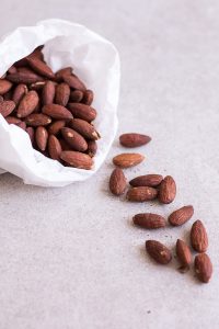 Scharfe Gewürzmandeln als idealer Reisesnack - rein pflanzlich, vegan, glutenfrei, ohne raffinierten Zucker - de.heavenlynnhealthy.com