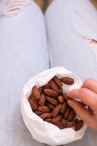 Scharfe Gewürzmandeln als idealer Reisesnack - rein pflanzlich, vegan, glutenfrei, ohne raffinierten Zucker - de.heavenlynnhealthy.com