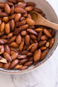Scharfe Gewürzmandeln als idealer Reisesnack - rein pflanzlich, vegan, glutenfrei, ohne raffinierten Zucker - de.heavenlynnhealthy.com
