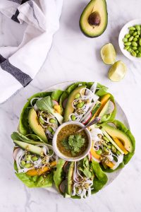 25 Minuten Salatwraps mit dem besten Cashew-Koriander-Dip - rein pflanzlich, vegan, glutenfrei, ohne raffinierten Zucker - de.heavenlynnhealthy.com