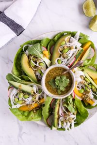 25 Minuten Salatwraps mit dem besten Cashew-Koriander-Dip - rein pflanzlich, vegan, glutenfrei, ohne raffinierten Zucker - de.heavenlynnhealthy.com