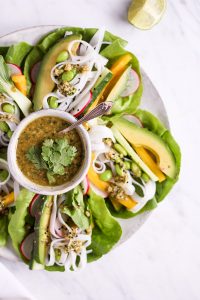 25 Minuten Salatwraps mit dem besten Cashew-Koriander-Dip - rein pflanzlich, vegan, glutenfrei, ohne raffinierten Zucker - de.heavenlynnhealthy.com
