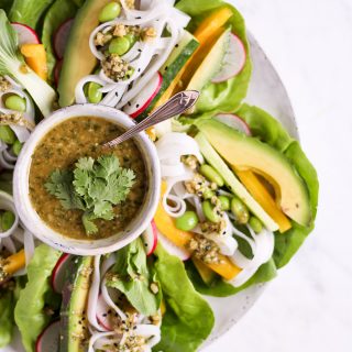 25 Minuten Salatwraps mit dem besten Cashew-Koriander-Dip - rein pflanzlich, vegan, glutenfrei, ohne raffinierten Zucker - de.heavenlynnhealthy.com