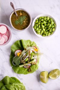 25 Minuten Salatwraps mit dem besten Cashew-Koriander-Dip - rein pflanzlich, vegan, glutenfrei, ohne raffinierten Zucker - de.heavenlynnhealthy.com