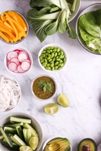 25 Minuten Salatwraps mit dem besten Cashew-Koriander-Dip - rein pflanzlich, vegan, glutenfrei, ohne raffinierten Zucker - de.heavenlynnhealthy.com