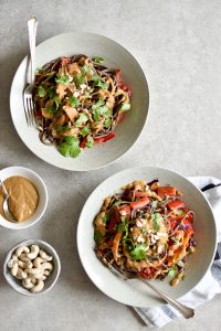 Würzige Miso-Buchweizen-Spaghetti - rein pflanzlich, vegan, glutenfreie Option, ohne raffinierten Zucker - de.heavenlynnhealthy.com