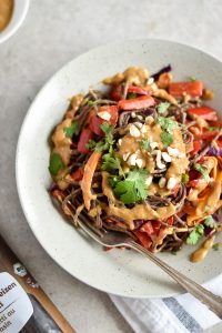Würzige Miso-Buchweizen-Spaghetti - rein pflanzlich, vegan, glutenfreie Option, ohne raffinierten Zucker - de.heavenlynnhealthy.com
