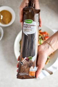 Würzige Miso-Buchweizen-Spaghetti - rein pflanzlich, vegan, glutenfreie Option, ohne raffinierten Zucker - de.heavenlynnhealthy.com