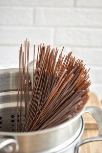 Würzige Miso-Buchweizen-Spaghetti - rein pflanzlich, vegan, glutenfreie Option, ohne raffinierten Zucker - de.heavenlynnhealthy.com