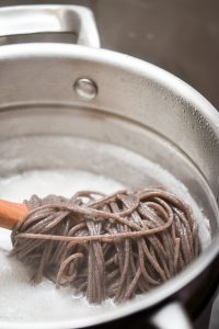 Würzige Miso-Buchweizen-Spaghetti - rein pflanzlich, vegan, glutenfreie Option, ohne raffinierten Zucker - de.heavenlynnhealthy.com