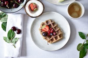 Leckere Kokos-Erdnuss-Waffeln - rein pflanzlich, vegan, glutenfreie Option, ohne raffinierten Zucker - de.heavenlynnhealthy.com