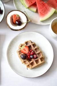Leckere Kokos-Erdnuss-Waffeln - rein pflanzlich, vegan, glutenfreie Option, ohne raffinierten Zucker - de.heavenlynnhealthy.com