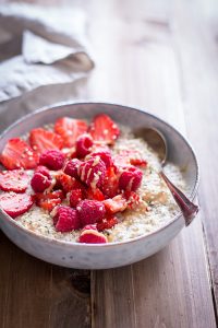 Peanut Butter & "Jelly" Overnight Oats - rein pflanzlich, vegan, glutenfreie Option, ohne raffinierten Zucker - de.heavenlynnhealthy.com