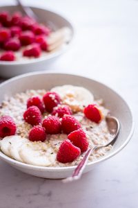Peanut Butter & "Jelly" Overnight Oats - rein pflanzlich, vegan, glutenfreie Option, ohne raffinierten Zucker - de.heavenlynnhealthy.com