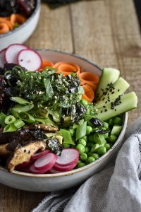 Himmlisch gesunde Poké-Bowl mit Tahini-Chili-Sauce - rein pflanzlich, vegan, glutenfreie Option, ohne raffinierten Zucker - de.heavenlynnhealthy.com