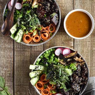 Himmlisch gesunde Poké-Bowl mit Tahini-Chili-Sauce - rein pflanzlich, vegan, glutenfreie Option, ohne raffinierten Zucker - de.heavenlynnhealthy.com