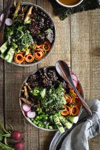 Himmlisch gesunde Poké-Bowl mit Tahini-Chili-Sauce - rein pflanzlich, vegan, glutenfreie Option, ohne raffinierten Zucker - de.heavenlynnhealthy.com
