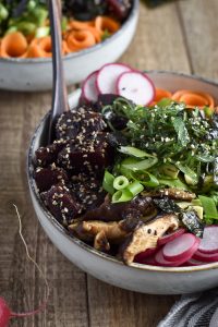 Himmlisch gesunde Poké-Bowl mit Tahini-Chili-Sauce - rein pflanzlich, vegan, glutenfreie Option, ohne raffinierten Zucker - de.heavenlynnhealthy.com