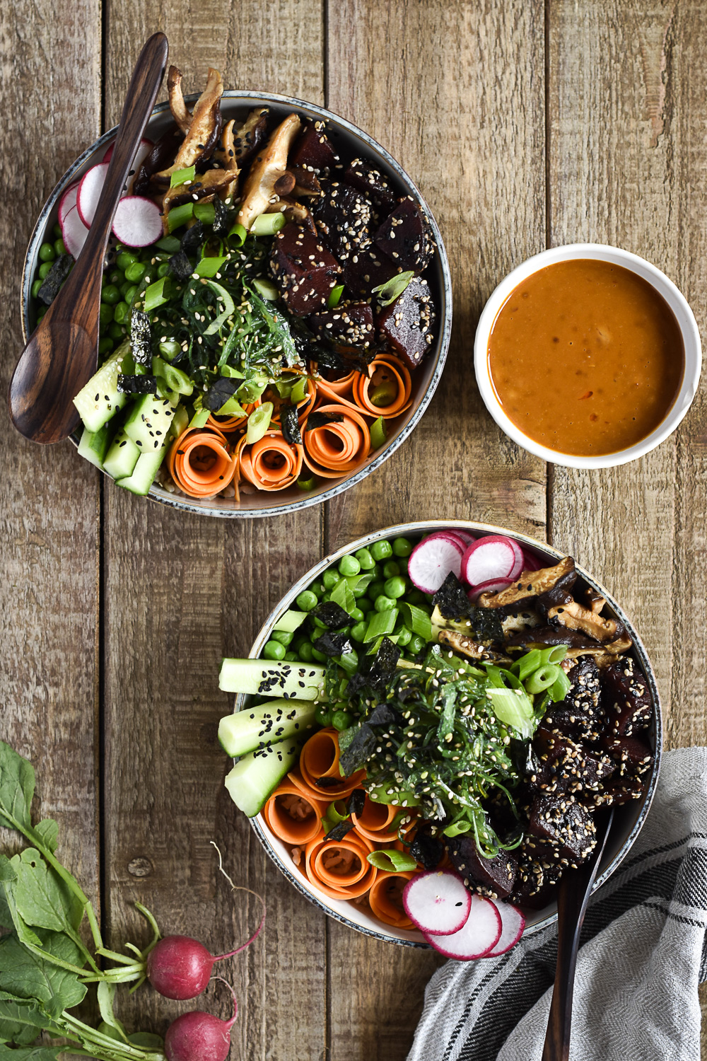 Himmlisch gesunde Poké-Bowl mit Tahini-Chili-Sauce - rein pflanzlich, vegan, glutenfreie Option, ohne raffinierten Zucker - de.heavenlynnhealthy.com