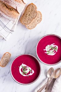 Geröstete Tomatensuppe mit Roter Bete und Rosmarin - rein pflanzlich, vegan, glutenfrei, ohne raffinierten Zucker - de.heavenlynnhealthy.com