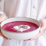 Geröstete Tomatensuppe mit Roter Bete und Rosmarin - rein pflanzlich, vegan, glutenfrei, ohne raffinierten Zucker - de.heavenlynnhealthy.com