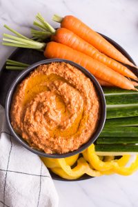Gerösteter Paprika-Hummus - rein pflanzlich, vegan, glutenfreie Option, ohne raffinierten Zucker - de.heavenlynnhealthy.com