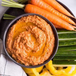 Gerösteter Paprika-Hummus - rein pflanzlich, vegan, glutenfreie Option, ohne raffinierten Zucker - de.heavenlynnhealthy.com