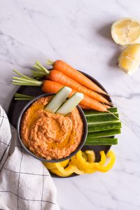 Gerösteter Paprika-Hummus - rein pflanzlich, vegan, glutenfreie Option, ohne raffinierten Zucker - de.heavenlynnhealthy.com