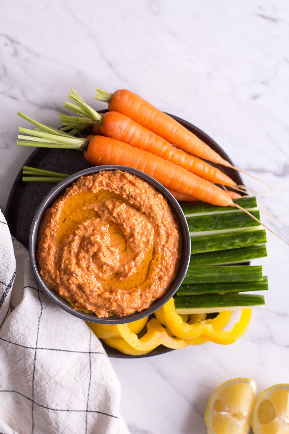 Gerösteter Paprika-Hummus - rein pflanzlich, vegan, glutenfreie Option, ohne raffinierten Zucker - de.heavenlynnhealthy.com