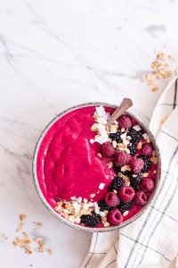 Pinker Antioxidantien-Smoothie - rein pflanzlich, vegan, glutenfreie Option, ohne raffinierten Zucker - de.heavenlynnhealthy.com