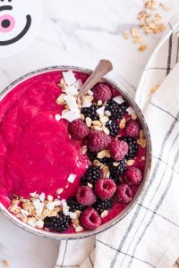 Pinker Antioxidantien-Smoothie - rein pflanzlich, vegan, glutenfreie Option, ohne raffinierten Zucker - de.heavenlynnhealthy.com
