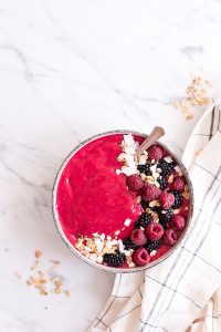 Pinker Antioxidantien-Smoothie - rein pflanzlich, vegan, glutenfreie Option, ohne raffinierten Zucker - de.heavenlynnhealthy.com