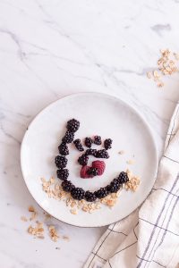 Pinker Antioxidantien-Smoothie - rein pflanzlich, vegan, glutenfreie Option, ohne raffinierten Zucker - de.heavenlynnhealthy.com