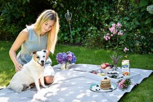 Fluffige Zitronen-Mandel-Pancakes - rein pflanzlich, vegan, glutenfreie Option, ohne raffinierten Zucker - de.heavenlynnhealthy.com