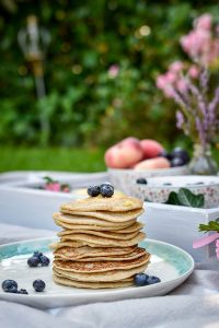 Fluffige Zitronen-Mandel-Pancakes - rein pflanzlich, vegan, glutenfreie Option, ohne raffinierten Zucker - de.heavenlynnhealthy.com