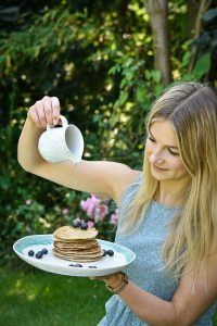 Fluffige Zitronen-Mandel-Pancakes - rein pflanzlich, vegan, glutenfreie Option, ohne raffinierten Zucker - de.heavenlynnhealthy.com