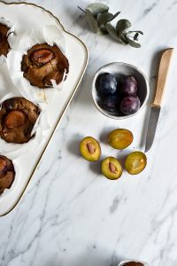Gesunde Zwetschgen-Muffins - rein pflanzlich, vegan, glutenfreie Option, ohne raffinierten Zucker - de.heavenlynnhealthy.com