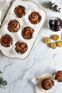 Gesunde Zwetschgen-Muffins - rein pflanzlich, vegan, glutenfreie Option, ohne raffinierten Zucker - de.heavenlynnhealthy.com