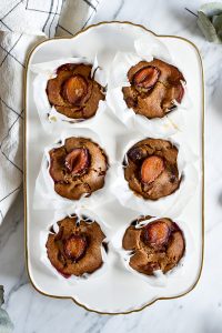 Gesunde Zwetschgen-Muffins - rein pflanzlich, vegan, glutenfreie Option, ohne raffinierten Zucker - de.heavenlynnhealthy.com