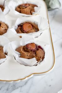 Gesunde Zwetschgen-Muffins - rein pflanzlich, vegan, glutenfreie Option, ohne raffinierten Zucker - de.heavenlynnhealthy.com