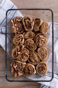 Gesündere Apfel-Zimtschnecken - rein pflanzlich, vegan, glutenfreie Option, ohne raffinierten Zucker - de.heavenlynnhealthy.com