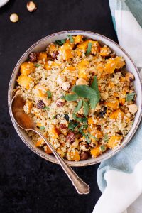 Süßkartoffel-Quinoa mit karamellisierten Haselnüssen - rein pflanzlich, vegan, glutenfrei, ohne raffinierten Zucker - de.heavenlynnhealthy.com