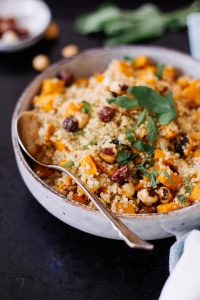 Süßkartoffel-Quinoa mit karamellisierten Haselnüssen - rein pflanzlich, vegan, glutenfrei, ohne raffinierten Zucker - de.heavenlynnhealthy.com